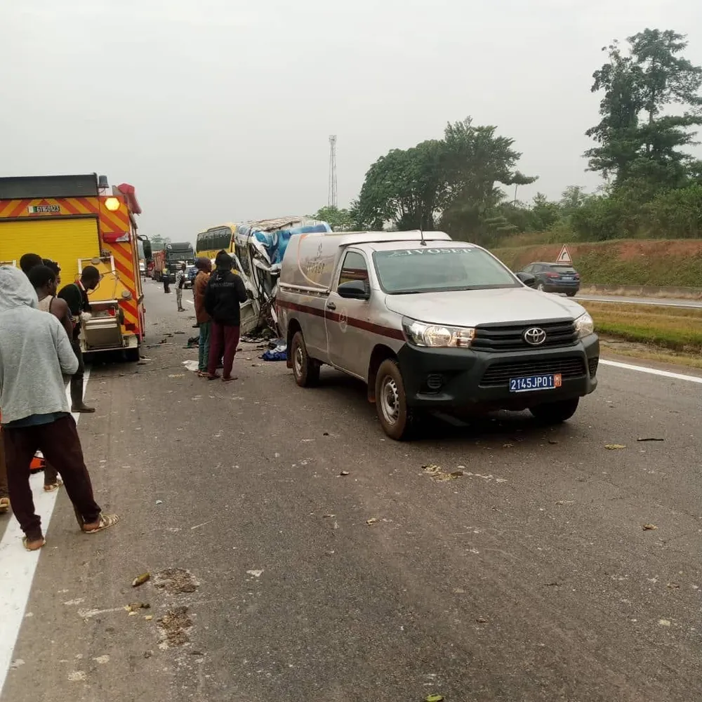 Accident de circulation mortel sur la route Abidjan-Bouaké ce vendredi : un car fait une sortie de route, 1 mort et 30 blessés