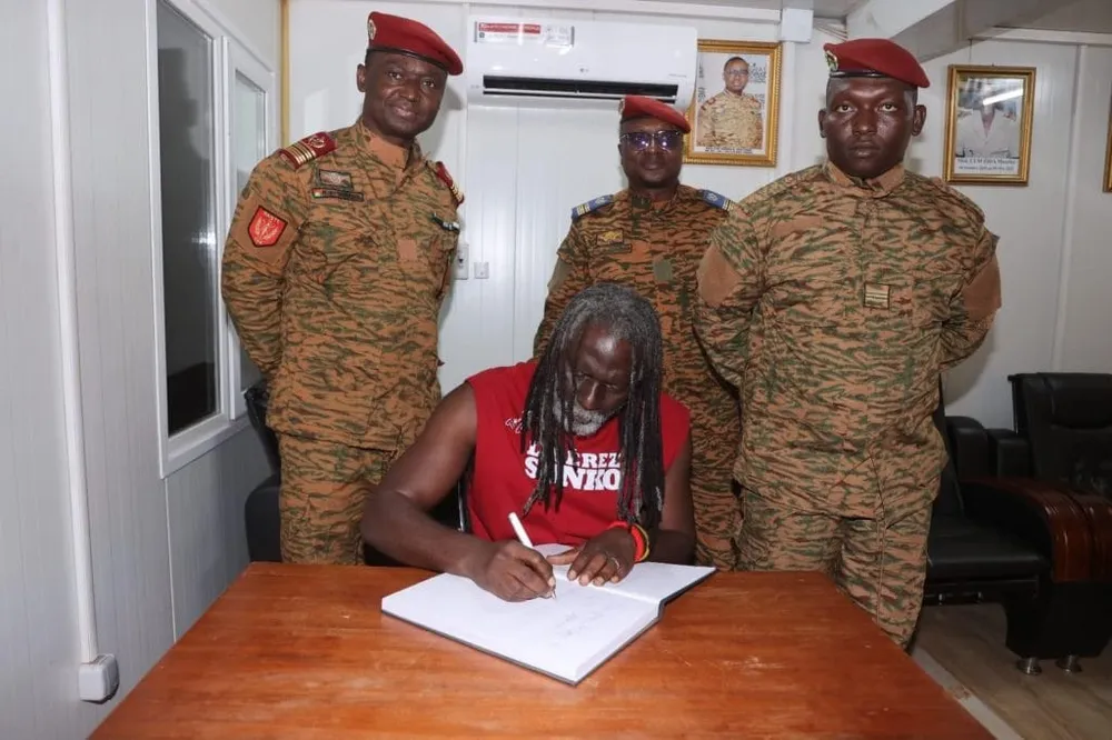 Burkina Faso : Tiken Jah Fakoly rend visite aux soldats et VDP blessés