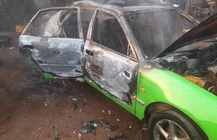 Taxi communal en flammes à Daloa : un blessé
