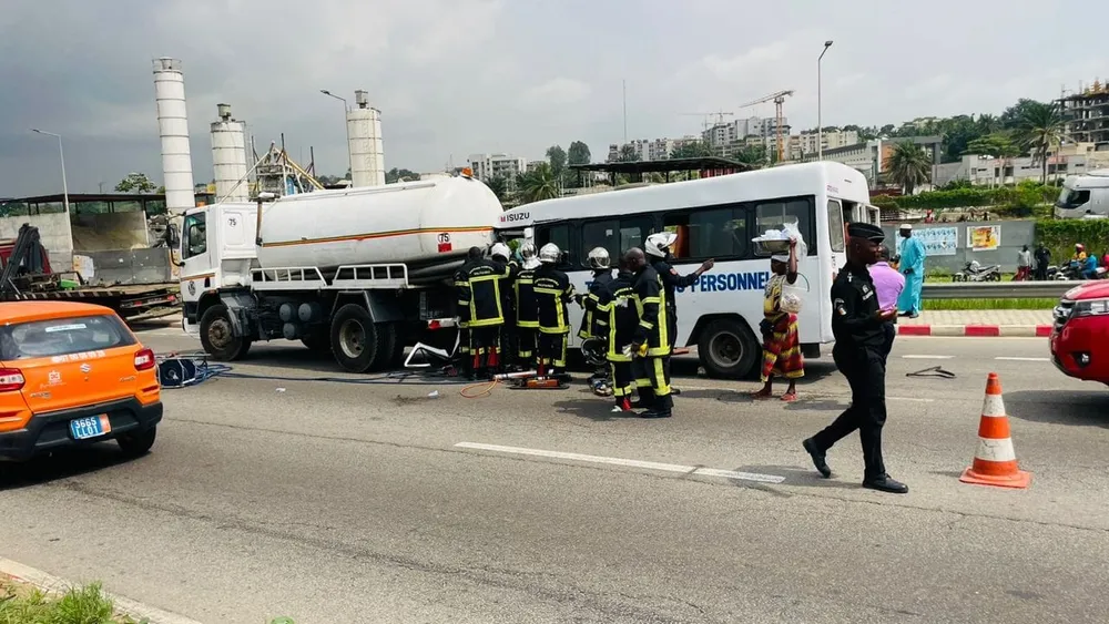 Accident de circulation à Adjamé ce jeudi : collision entre un poids lourd et un mini car, 5 victimes