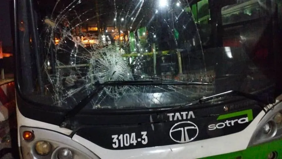 Des bus caillassés à Abidjan après la débâcle des Éléphants