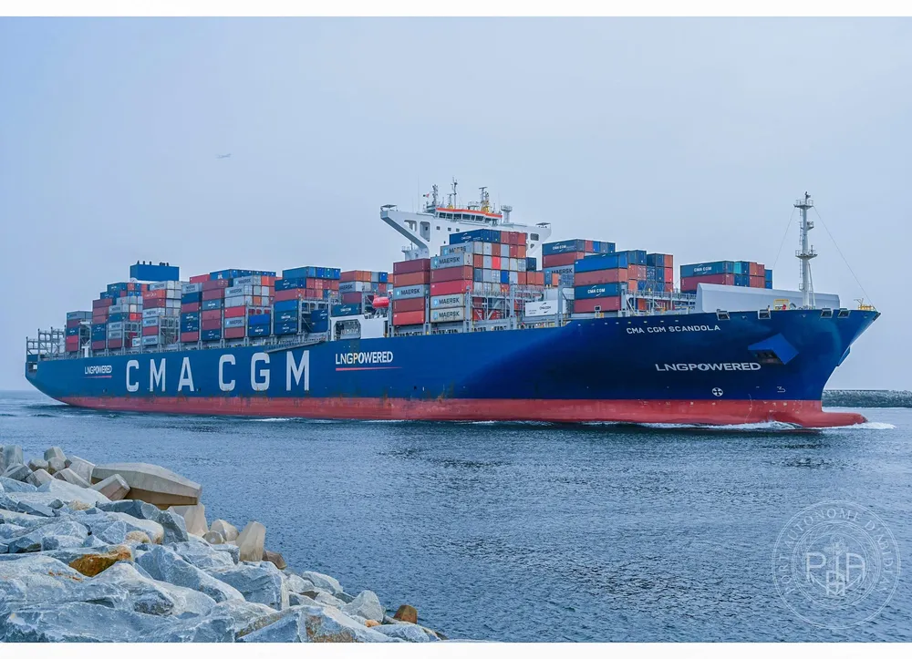 Port d’Abidjan : le CMA CGM Scandola, 1er porte-conteneurs au GNL, accoste à Abidjan