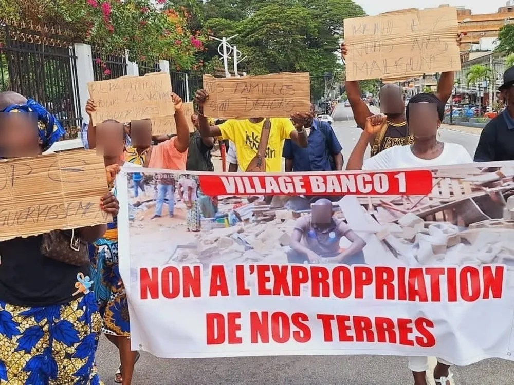 Déguerpissement : des déguerpis de Banco 1 marchent sur le district d’Abidjan, les manifestants dispersés par la police