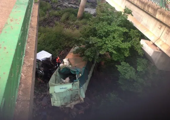 Drame à Abengourou : un camion plonge dans le Fleuve Comoé et fait des morts