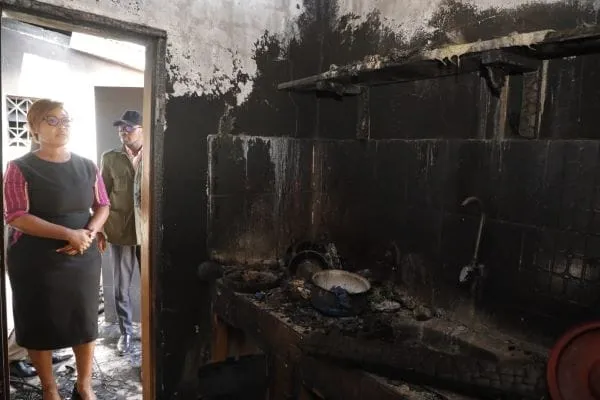 Famille décimée par un incendie à Yamoussoukro : le gouvernement sur le lieu du drame