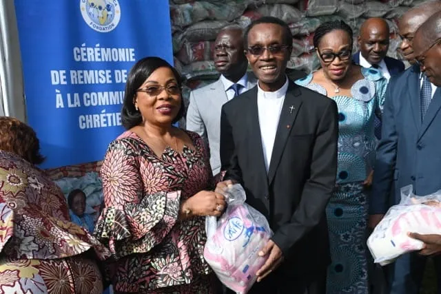 Pâques 2024 : Dominique Ouattara offre 130 millions de FCFA de vivres à la communauté chrétienne