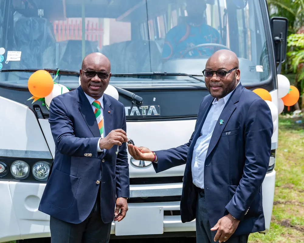 La FIF offre 967,5 millions et 40 cars aux clubs