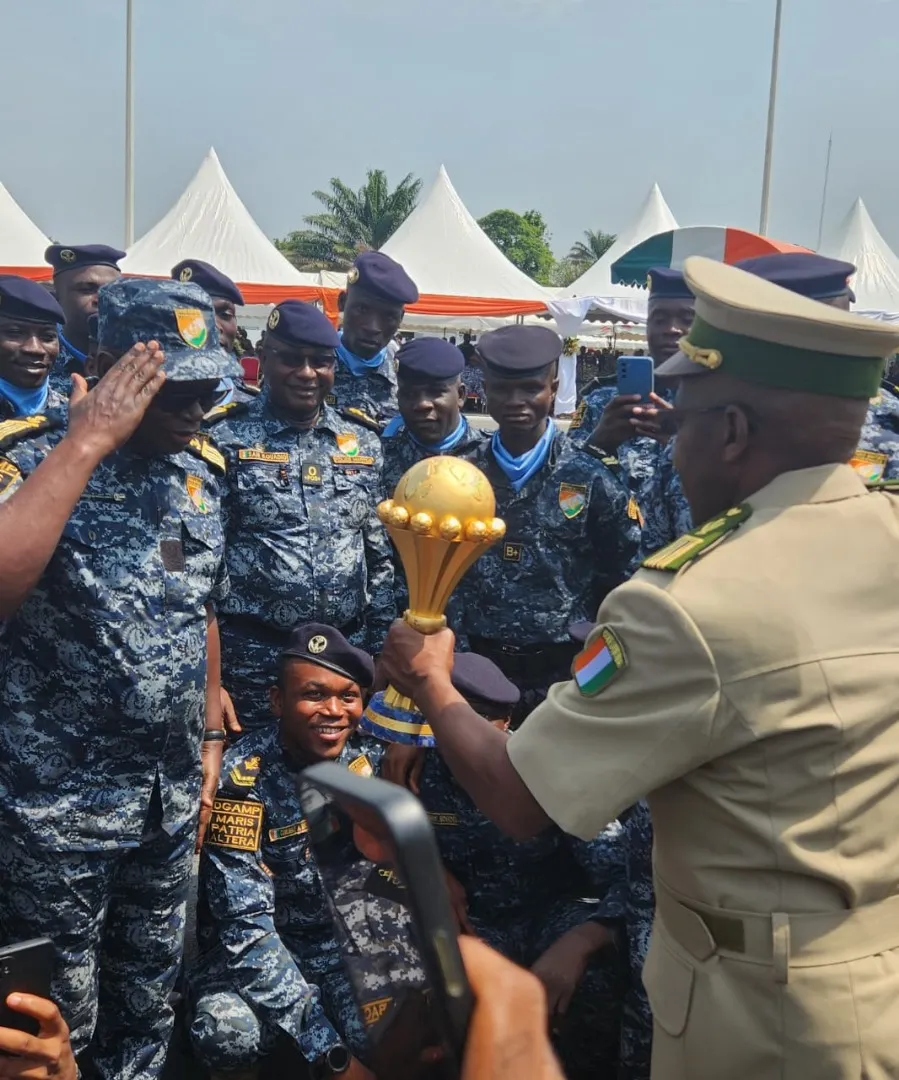 Les Forces de Défense et de Sécurité reçoivent la Coupe d’Afrique des Nations : des images