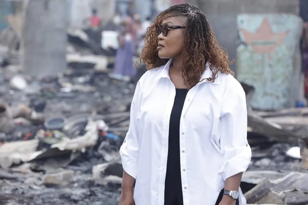La ministre Myss Belmonde Dogo dans le village Abia-Gnambo à Petit-Bassam, suite à l'incendie tragique dans la nuit du 2 au 3