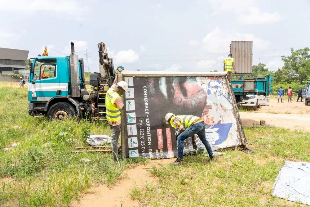 Démantèlement des panneaux publicitaires anarchiques à Abidjan