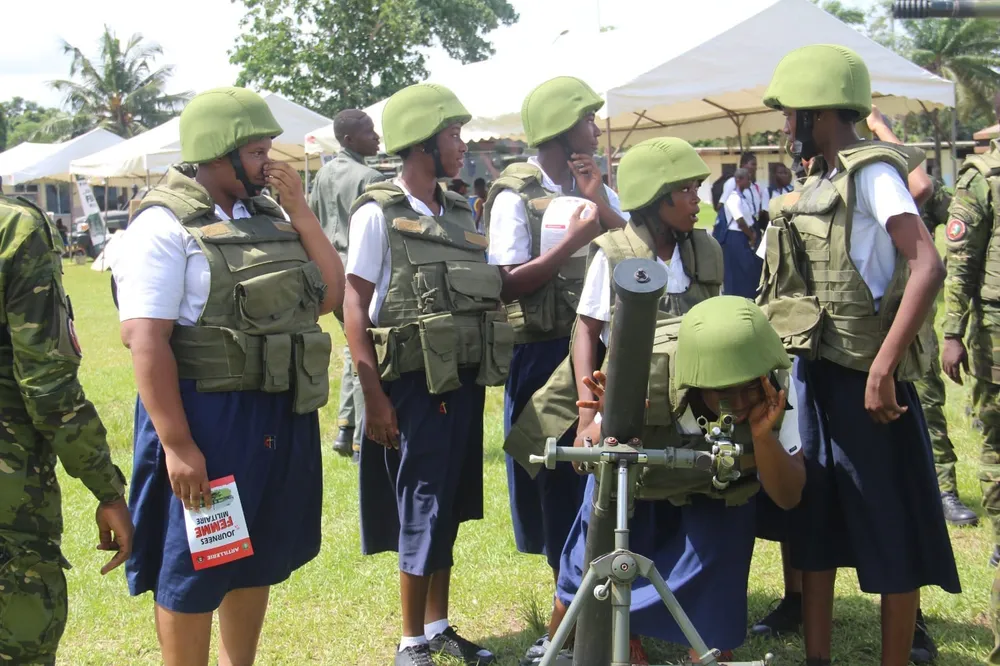Des lycéennes lors des Journées de la Femme Militaire 2024 au Camp d'Akouedo le 25 avril