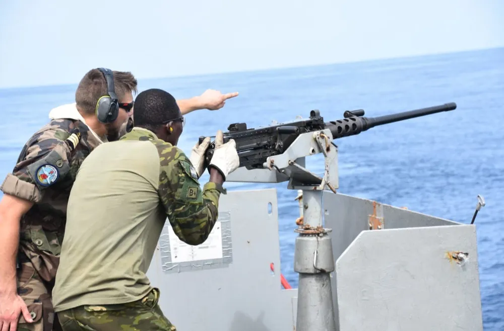 Exercice militaire conjoint le PHM français Commandant Birot et le patrouilleur ivoirien "L'Espérance" au large des côtes ivo