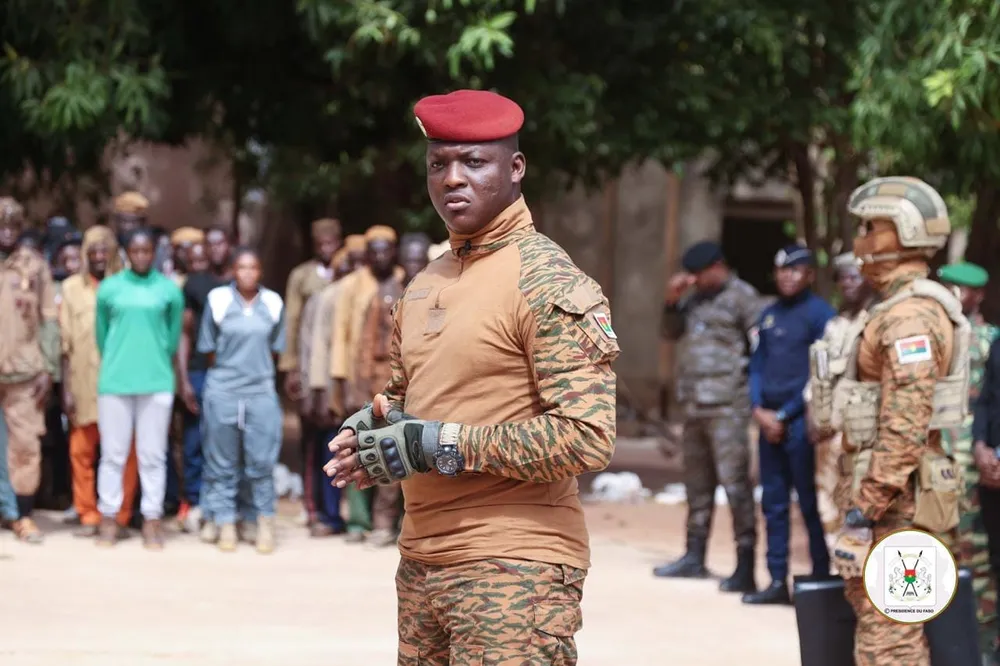 Le Capitaine Ibrahim Traoré s’entretient avec les FDS le 22 avril 2024 au Burkina
