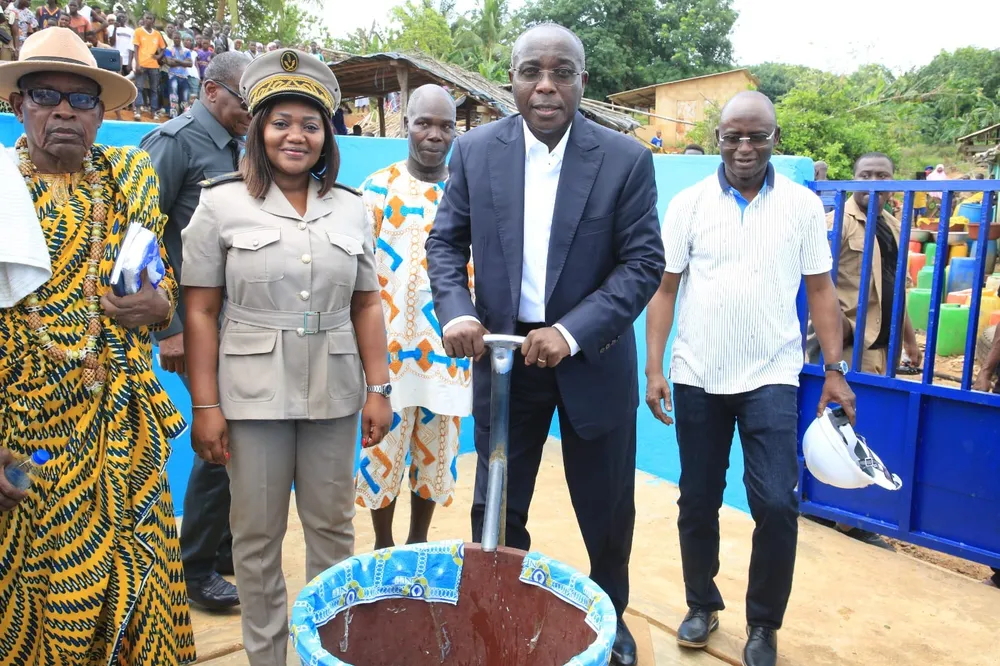 Le ministre Bouaké Fofana lors d'une visite des installations du Projet d’Alimentation en Eau potable de la ville de Grand-La