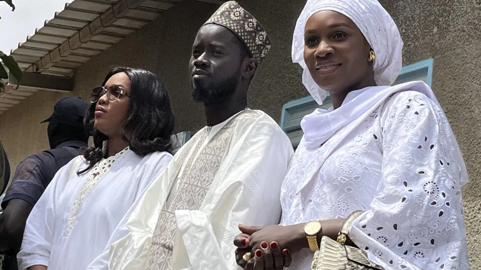 Bassirou Diomaye Faye, le nouveau président sénégalais entouré de ses deux femmes, Marie et Absa.