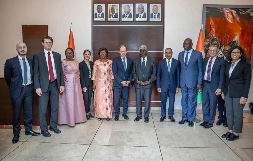 Le Premier ministre ivoirien Mambé et une délégation du FMI à Abidjan le 5 avril 2024