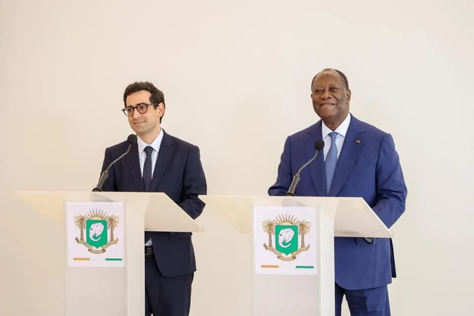 Le Président Alassane Ouattara et le Ministre français de l'Europe et des Affaires étrangères, Stéphane Séjourné à Abidjan