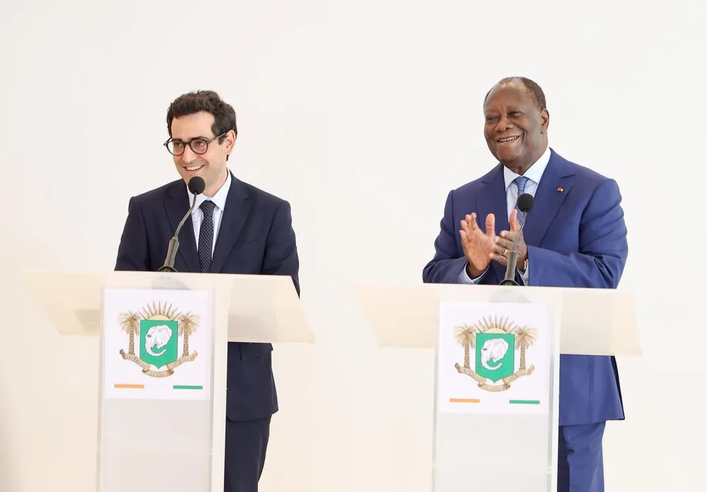 Le Président Alassane Ouattara et le Ministre français de l'Europe et des Affaires étrangères, Stéphane Séjourné à Abidjan