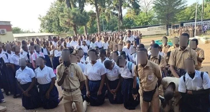 Suite à l'agression d'un professeur d'EPS, les élèves du Lycée Moderne de Cocody implorent le pardon à genoux
