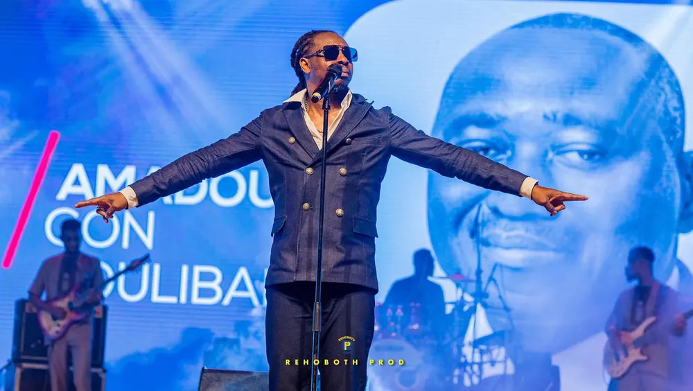 Soum Bill sur scène lors de son concert exceptionnel au Sofitel Hôtel Ivoire le 4 mai 2024