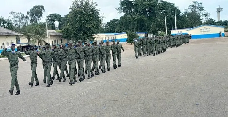 Défilé d'un échantillon des 1059 recrues spécialistes présentées au drapeau national