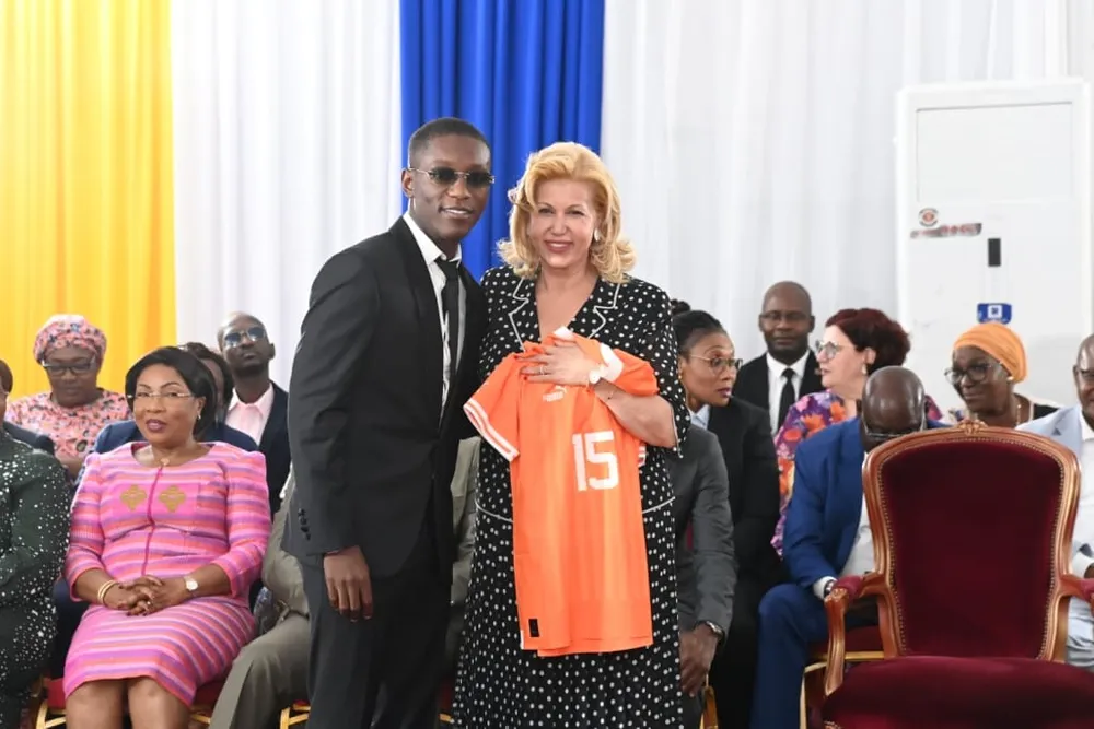 Dominique Ouattara donne le coup d'envoi du 15ème tournoi de football de la Fondation Children Of Africa
