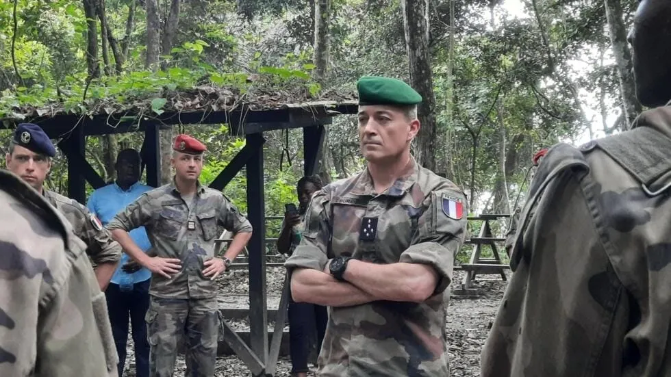 Le général Thierry Burkhard, chef d'état-major des armées françaises, le 15 avril 2022 dans la forêt de l'Arboretum Raponda W