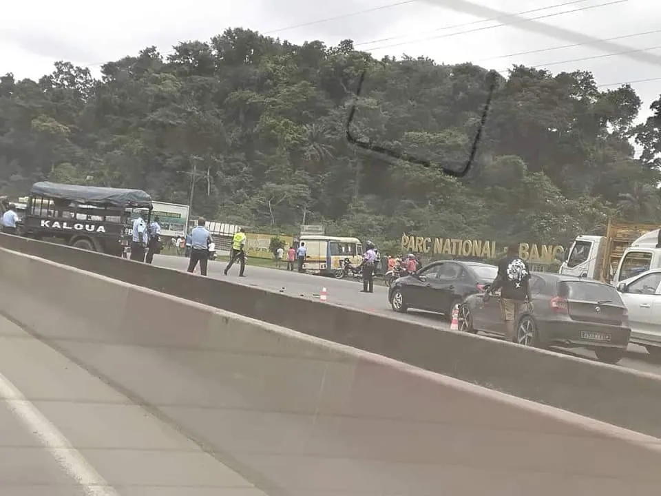Collision entre un Gbaka et un cargo de la police au Banco