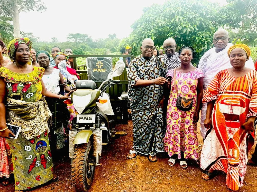 Le maire Adom offre un coup de pouce à l'AVEC de Kirifi