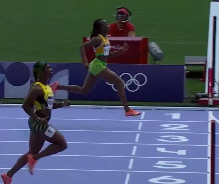Marie-Josée Ta Lou lors des JO de Paris devant la Jamaïcaine Shelly-Ann Fraser-Pryce