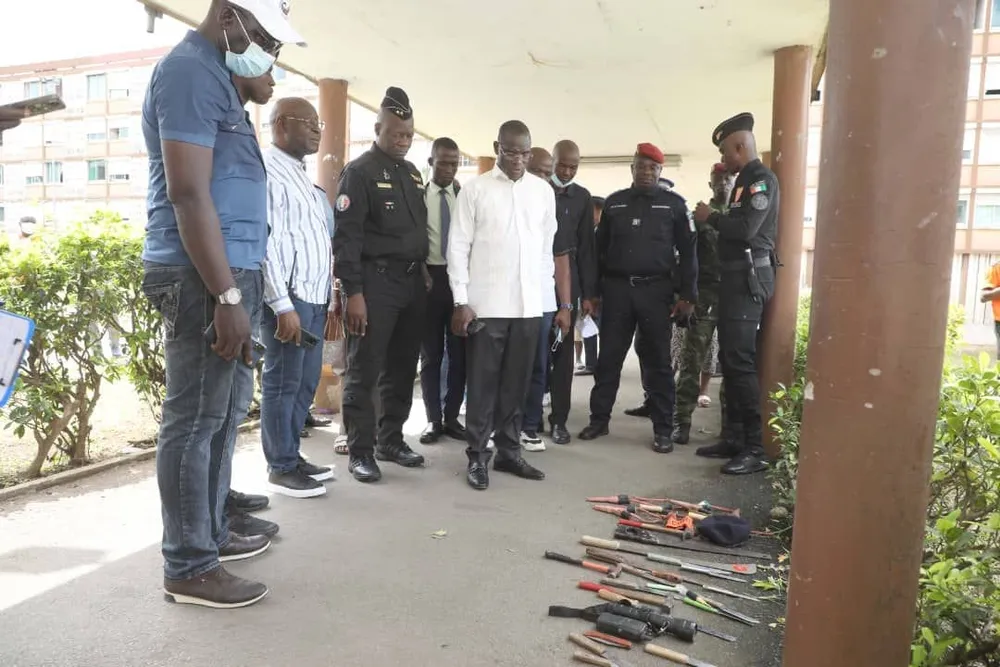 Sécurité campus Abidjan : le ministre Vagondo supervise le nettoyage des résidences universitaires, « la police restera »