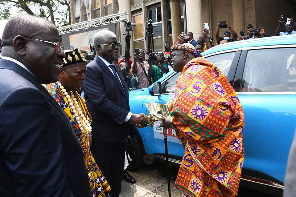 Beugré Mambé remettant symboliquement les clés d'une voiture à un chef du District autonome d'Abidjan