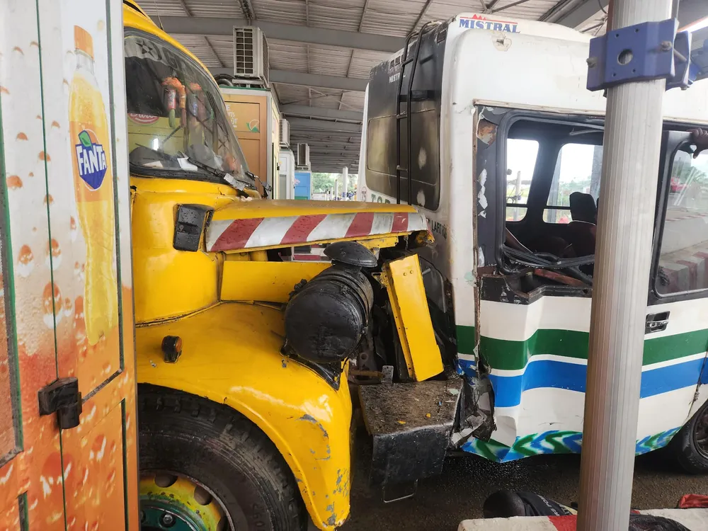 Accident au péage d’Attingué: Un minicar percuté par un camion, 38 blessés