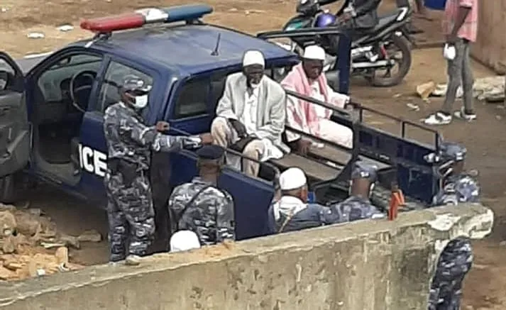 La police lance l’opération assainissement des dessous des Ponts Anoumabo et HKB: matelas et vêtements des sans-abris saisis et incendiés image de l'article