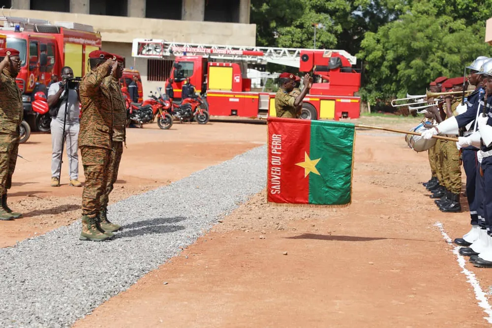 Burkina: 23 nouveaux officiers sapeurs pompiers prêts pour la mission image de l'article