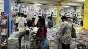 Fournitures scolaires 2026-2027 Côte d'Ivoire : Marchés vs Supermarchés, où remplir le cartable au meilleur prix ?