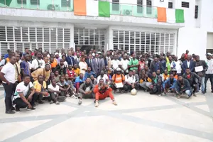 Sécurité routière en Côte d'Ivoire : l'OSER cible les livreurs à moto d'Abidjan