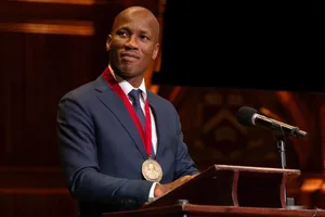 Didier Drogba reçoit la médaille W.E.B. Du Bois de Harvard