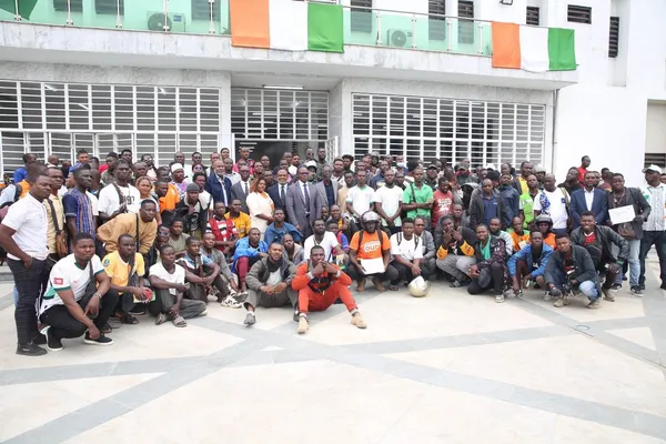 Sécurité routière en Côte d'Ivoire : l'OSER cible les livreurs à moto d'Abidjan