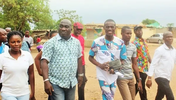 William Aldo Ettien accueilli par des jeunes de Broukro