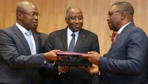 Théodore Gnagna Zadi et le ministre de la Fonction publique, sous le regard du premier ministre Amadou Gon Coulibaly, lors de