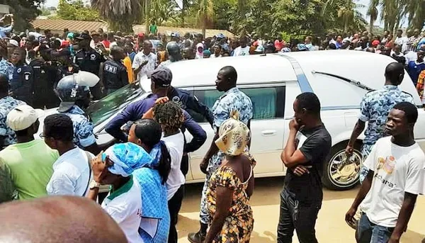 La dépouille mortelle de Dezy Champion est arrivée au cimetière de Williamsville sous forte escorte policière