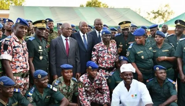 Le premier ministre Amadou Gon Coulibaly et les ministres Hamed Bakayoko et Issa Coulibaly, à l'inauguration d'une cuisine à