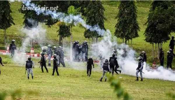 Les policiers ont usé de gaz lacrymogène, pour disperser des militants de la Fesci, dans les jardins de l'université de Cocod