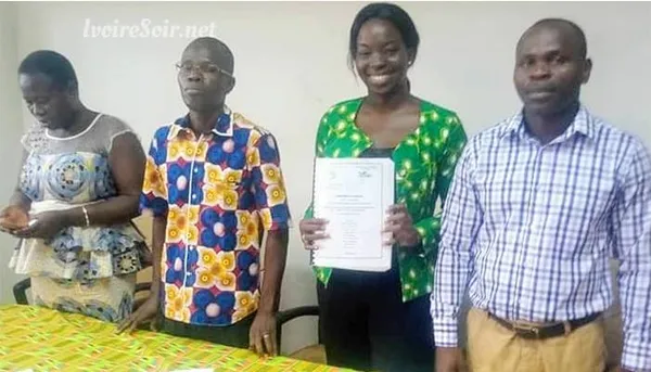 Lydia Ahouré au milieu de ses professeurs