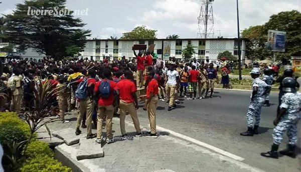 Marche des élèves du Lycée classique d'Abidjan à la RTI