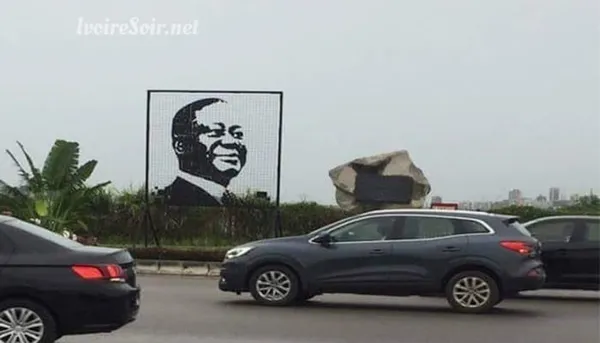 Poster de Ouattara brisé au pont HKB : Des internautes raillent « Ouattara l’indéboulonnable »