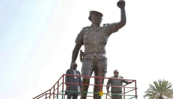 Burkina Faso : La statue géante de Sankara qui ne ressemble pas à Sankara sera « corrigée »
