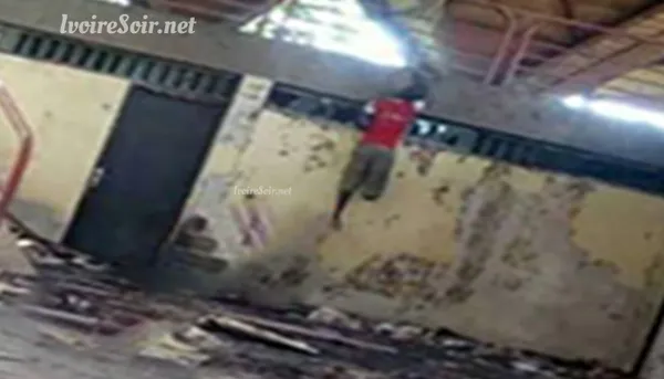 Unijambiste pendu dans le gymnase du Lycée scientifique de Yakro