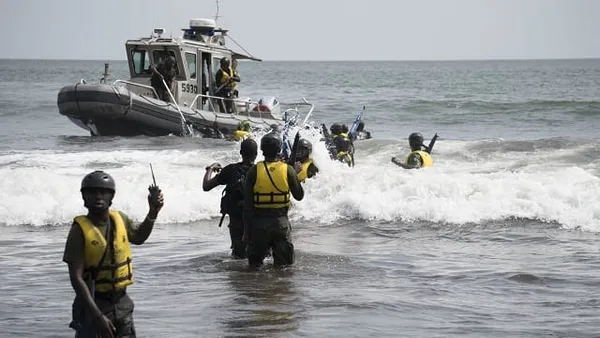 Côte d’Ivoire : la Marine nationale a-t-elle vraiment empêché les pinasses de travailler ?